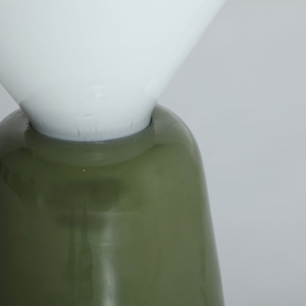 Vista detalle base Lámpara de Sobremesa Montalcino Vidrio en color blanco combinado con color verde Kodu Homedesign Vical Slowdeco