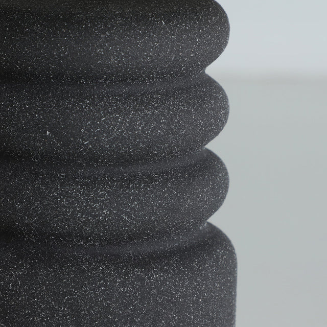 Vista detalle base Lámpara de Sobremesa Rokko Cerámica en color negro con acabado texturizado combinado con acero en color negro y lino en color blanco Kodu Homedesign Vical Slowdeco