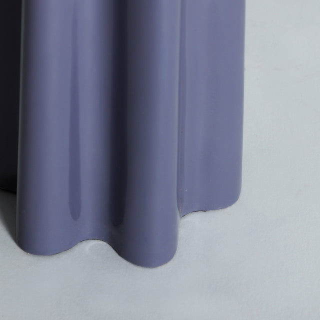 Vista detalle base morada Lámpara de Sobremesa Amalfi Hierro en color morado combinado con vidrio en color blanco Kodu Homedesign Vical Slowdeco 