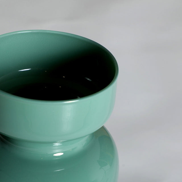 Vista detalle boca Jarrón Asher en vidrio lacado verde Kodu Homedesign Slowdeco