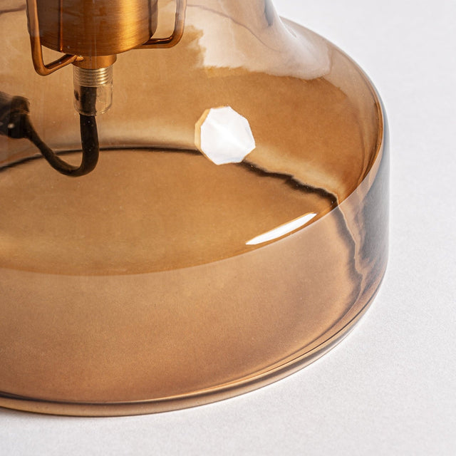 Vista detalle inferior base Lámpara de Sobremesa Hasselt Vidrio en color ámbar con acabado traslúcido Kodu Homedesign Vical Slowdeco