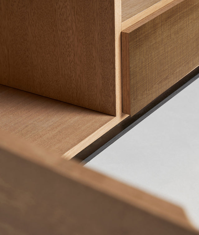 Vista detalle interior Mueble TV Brussa 146 cm Marrón y patas metálicas negras Kodu Homedesign Slowdeco