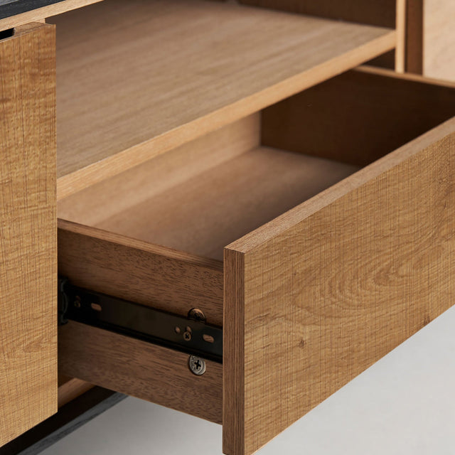 Vista detalle interior cajones Mueble TV Brussa 146 cm Marrón y patas metálicas negras Kodu Homedesign Slowdeco