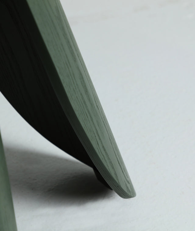 Vista detalle pata Mesa de Comedor Redonda Dorsten diámetro 120 en madera de fresno verde Kodu Homedesign Slowdeco