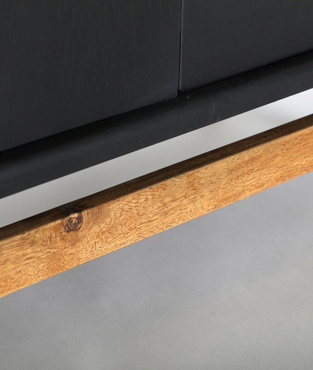 Vista detalle patas Aparador Thiers 180 cm en madera de mindi color negro Kodu Homedesign Slowdeco