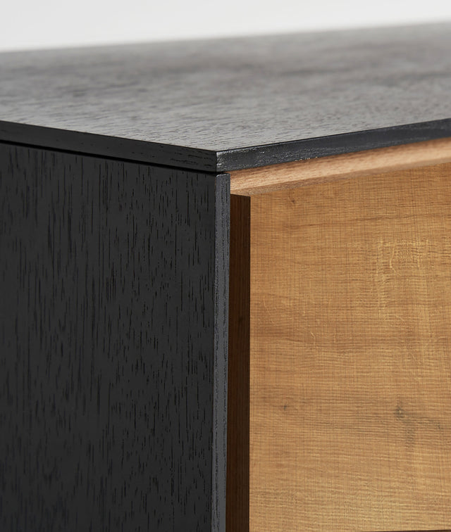 Vista detalle puerta Mueble TV Brussa 146 cm Marrón y patas metálicas negras Kodu Homedesign Slowdeco