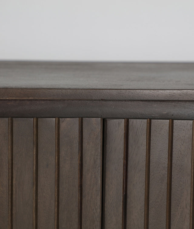 Vista detalle puerta Mueble TV Kolga 180 cm madera mango Kodu Homedesign Slowdeco