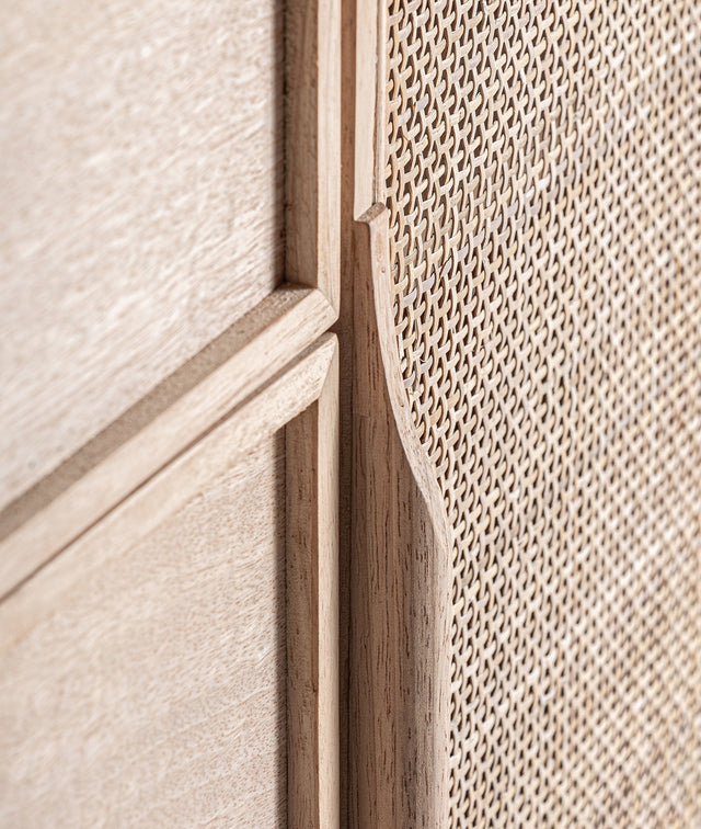 Vista detalle puerta ratán Aparador Weurtz 180 cm Madera de fresno en color marrón claro combinado Kodu Homedesign Slowdeco