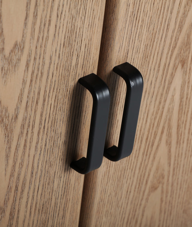 Vista detalle tiradores negros Mueble TV Busk 180 cm Fresno 4 puertas Kodu Homedesign Slowdeco