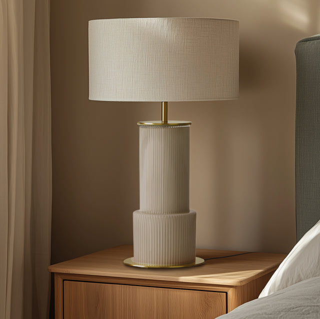 Vista frontal Lámpara sobremesa Ati acabado latón mate y vidrio blanco dormitorio Aromas del Campo Slowdeco