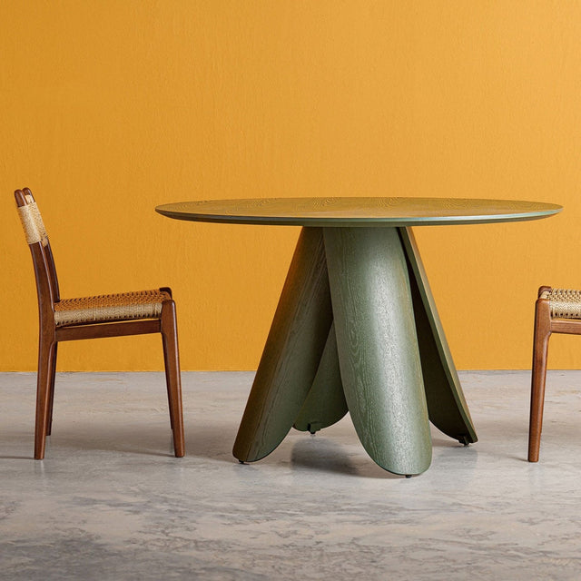 Vista frontal Mesa de Comedor Redonda Dorsten diámetro 120 en madera de fresno verde salón Kodu Homedesign Slowdeco