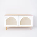 Mueble de diseño en madera natural en espacio de estilo nórdico