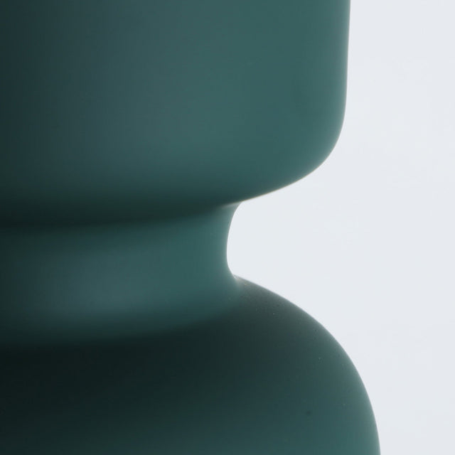 Vista frontal acabado Jarrón Skara en vidrio verde Kodu Homedesign Slowdeco