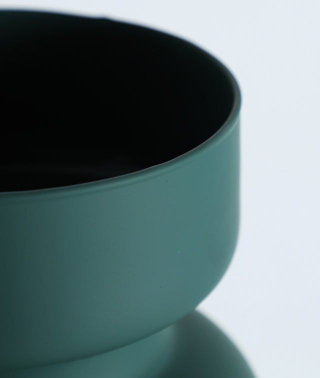 Vista frontal detalle Jarrón Skara en vidrio verde Kodu Homedesign Slowdeco