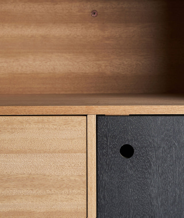 Vista frontal detalle maderas Mueble Auxiliar Gelle 95 cm Madera DM en color marrón claro combinado con hierro en color negro Kodu Homedesign Slowdeco