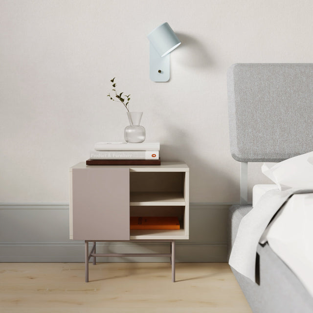 Vista frontal mesita de noche Nube 50 cm estructura blanca y puerta corredera arena dormitorio Teulat Slowdeco