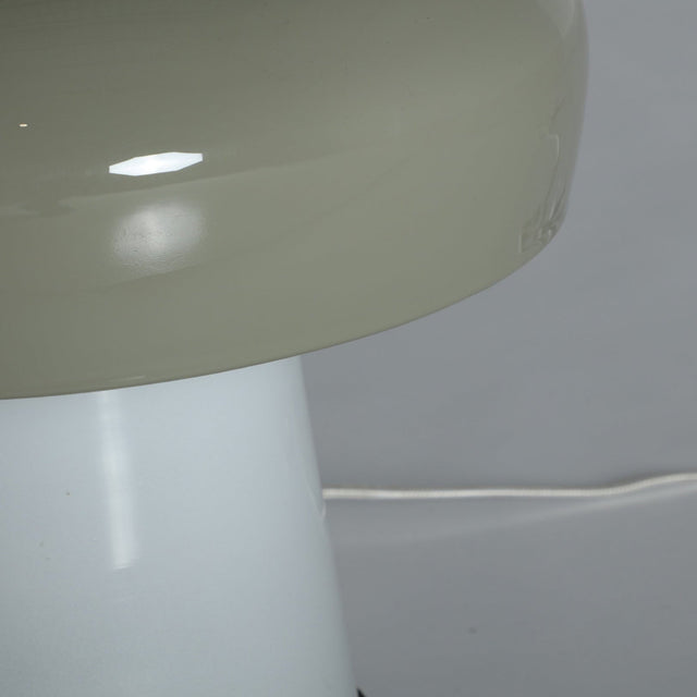 Vista inferior base Lámpara de Sobremesa Cortona Vidrio en color blanco combinado con el color verde Kodu Homedesign Vical Slowdeco 