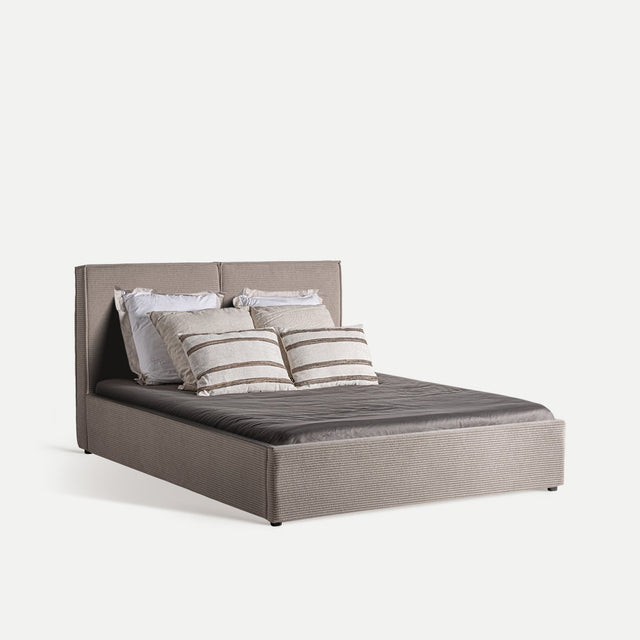 Vista lateral Cama Tapizada Pana Beige - Colchón 150 cm lamas madera de pino Kodu Homedesign Slowdeco