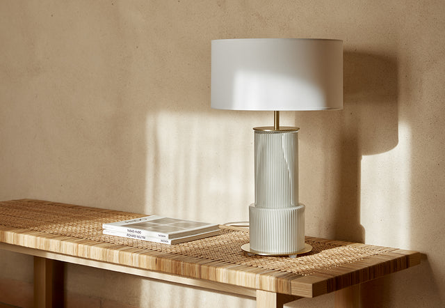 Vista lateral Lámpara sobremesa Ati acabado latón mate y vidrio blanco comedor Aromas del Campo Slowdeco