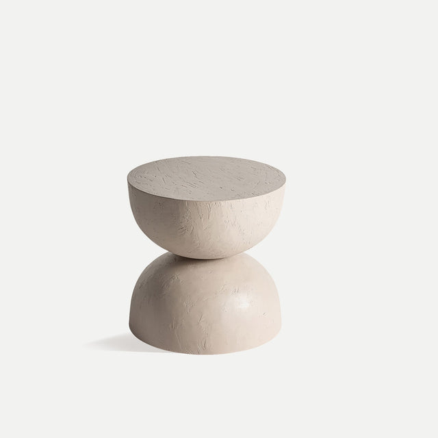 Vista lateral Mesa Auxiliar Redonda Kotka diámetro 45 cm Arcilla en color marrón claro combinado con madera DM Kodu Homedesign Vical Slowdeco