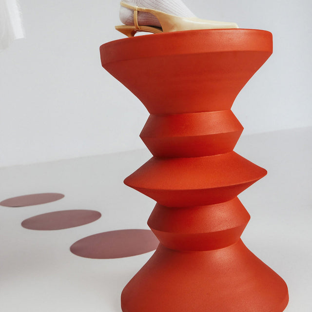 Vista lateral Mesa Auxiliar Redonda Thun 36 cm Naranja en hormigón Kodu Homedesign Slowdeco