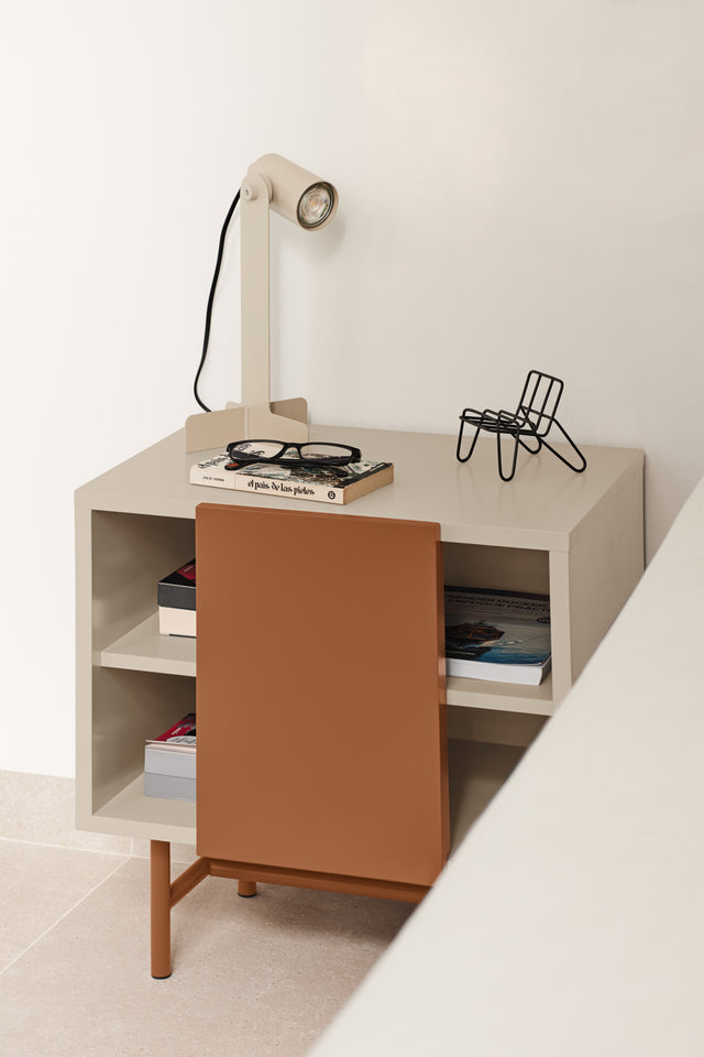 Vista lateral Mesita de Noche Nube 50 Arcilla y puerta corredera Teja Dormitorio Teulat Slowdeco