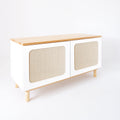 Mueble de diseño en madera natural en espacio de estilo nórdico