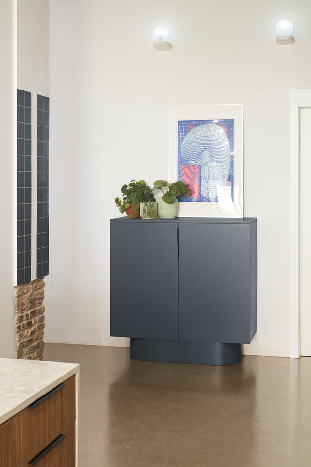Vista lateral Mueble Auxiliar Totem 110 cm gris antracita recibidor pasillo Teulat Slowdeco