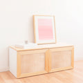 Mueble de diseño en madera natural en espacio de estilo nórdico