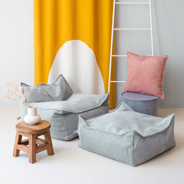 Vista lateral Puf infantil de pana Sugar Verde y otros puffs Wigiwama Slowdeco