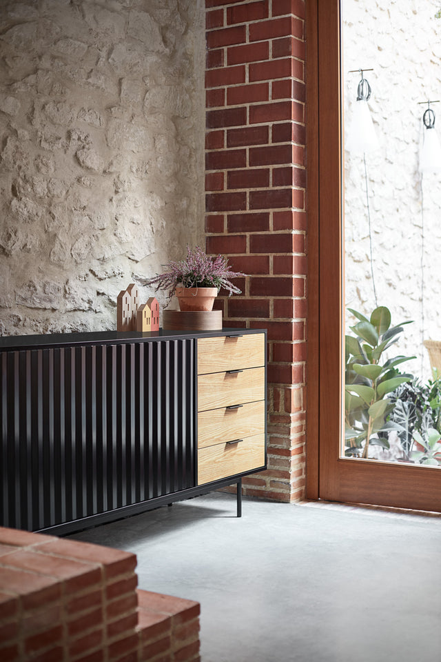 Vista lateral aparador Sierra 159 cm Negro frontal cajones roble entrada recibidor Teulat Slowdeco