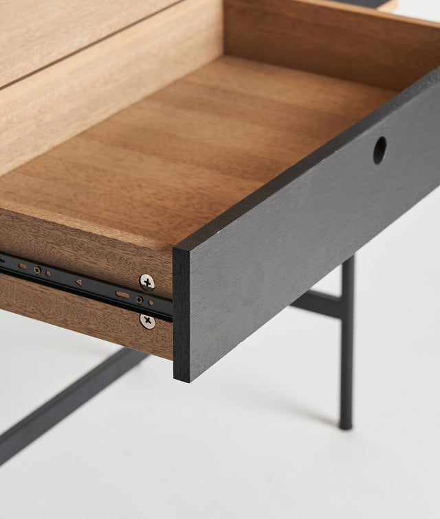 Vista lateral detalle cajón abierto Mueble Auxiliar Gelle 95 cm Madera DM en color marrón claro combinado con hierro en color negro Kodu Homedesign Slowdeco