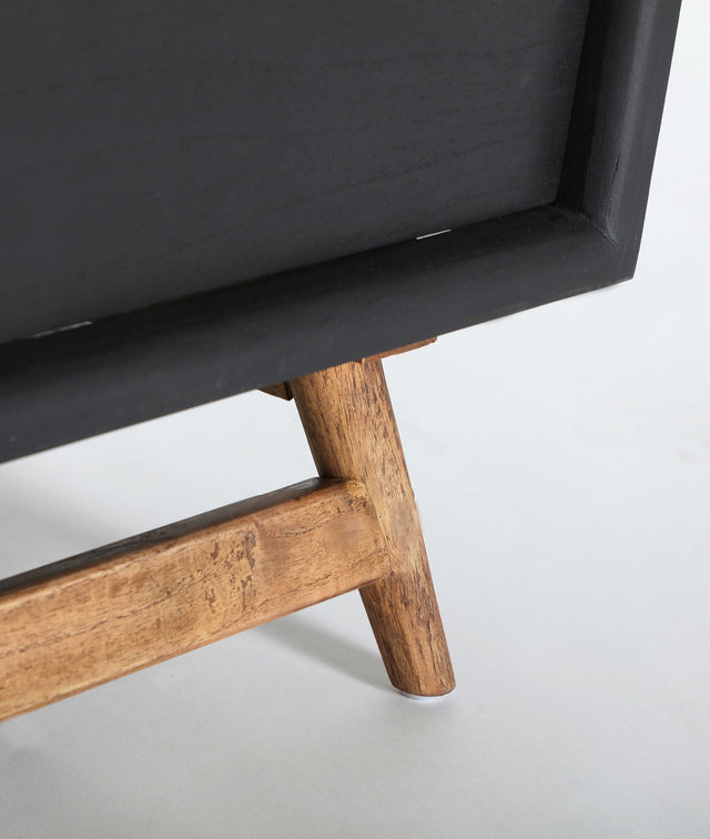 Vista lateral detalle pata madera Aparador Thiers 180 cm en madera de mindi color negro y patas de madera contrachapada Kodu Homedesign Slowdeco