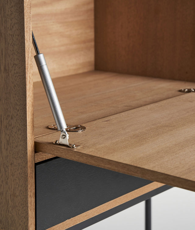 Vista lateral detalle puerta abatible Mueble Auxiliar Gelle 95 cm Madera DM en color marrón claro combinado con hierro en color negro Kodu Homedesign Slowdeco