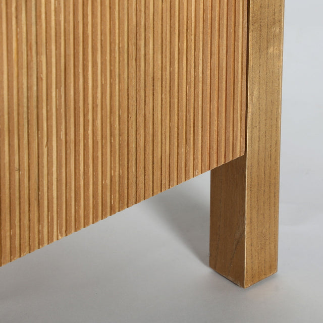 Vista lateral detalle puerta estriada Mueble TV Copenhague 180 cm 4 puertas estriadas Kodu Homedesign Slowdeco