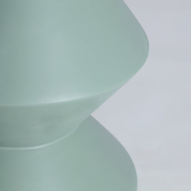 Vista pata detalle Mesa Auxiliar Redonda Melle en hormigón acabado en color verde Kodu Homedesign Slowdeco