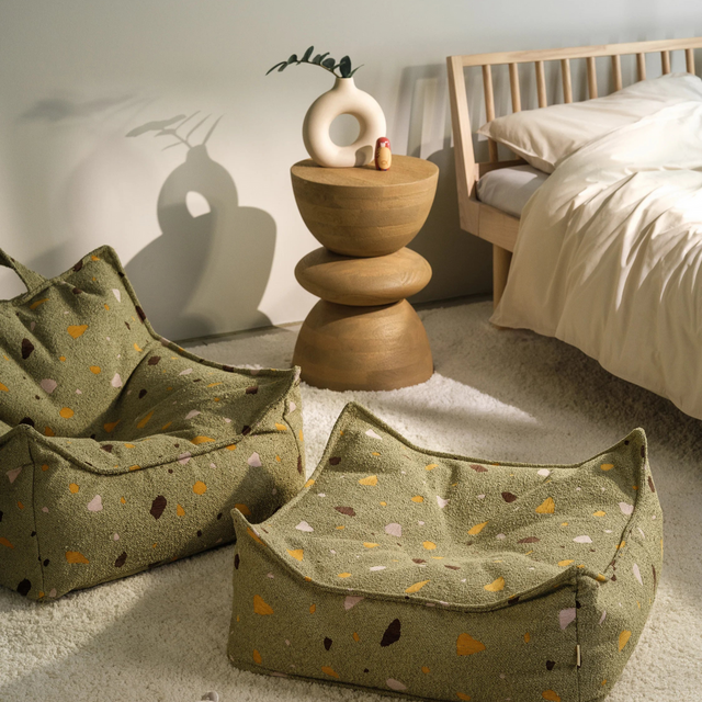 Silla de bolsas de beans de terrazo y set otomana