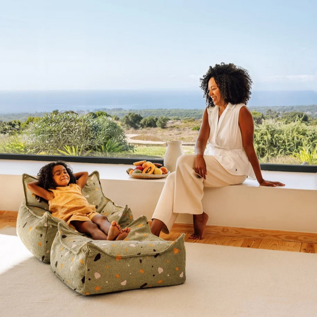 Silla de bolsas de beans de terrazo y set otomana