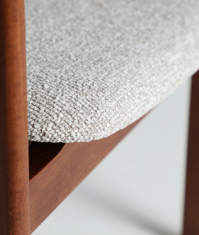 Silla Tapizada Hedel Gris & Fresno Marrón