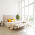 Cama Banco Tapizado Cama Edimburgo Gris Claro con acabado gris, tapizado en ambiente de estilo nórdico