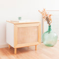 Mueble de diseño en madera natural en espacio de estilo nórdico