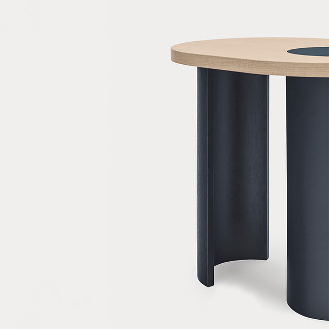 Mesa Auxiliar Ovalada Nori 60 Fresno & Azul