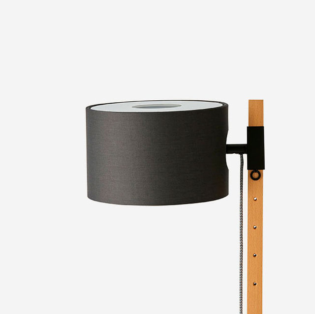 Vista detalle Lámpara de pie Ru acabado en acero en color negro y madera de haya Aromas del Campo Slowdeco