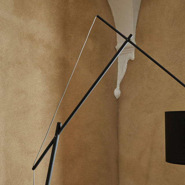 Vista detalle estructura Lámpara de pie Ari acabado en acero en color negro y pantalla de algodón negra comedor salón Aromas del Campo Slowdeco