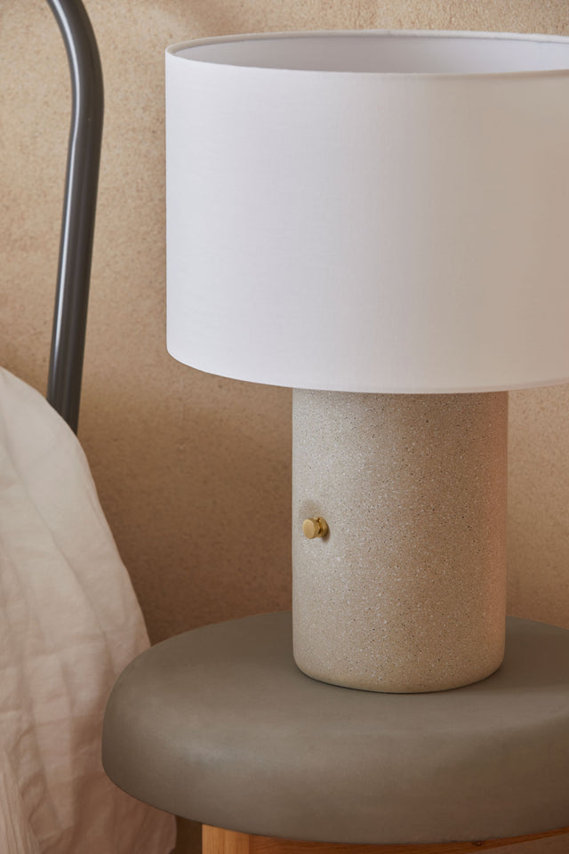 Vista frontal Lámpara sobremesa Sand terrazo gris dormitorio Aromas del Campo Slowdeco