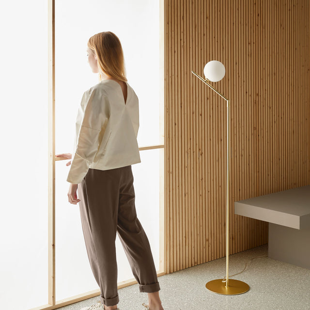 Vista frontal Lámpara de pie End acabado en latón recibidor entrada Aromas del Campo Slowdeco