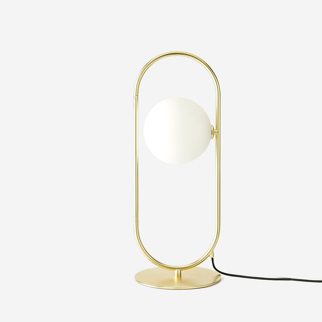 Vista frontal Lámpara sobremesa Abba acabado en acero en color latón mate y tulipa de vidrio acabado opal Aromas del Campo Slowdeco