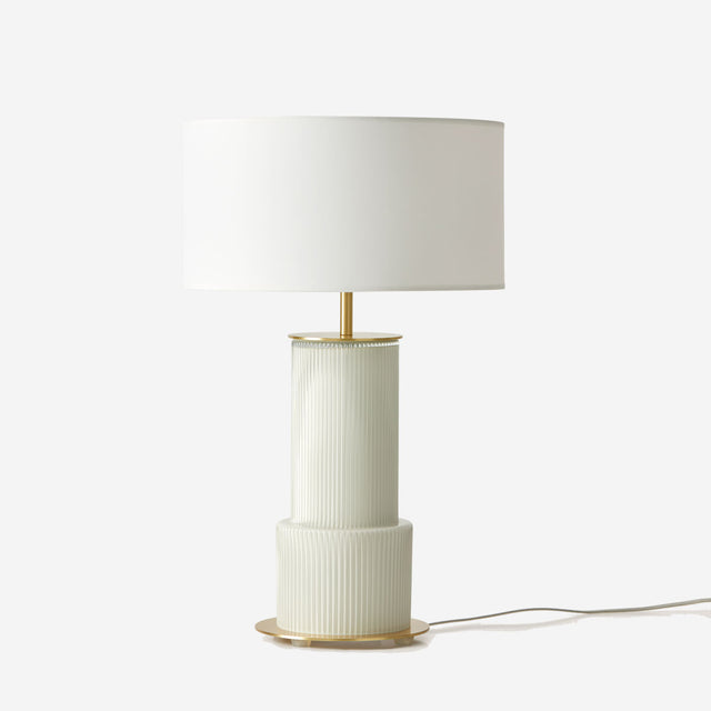 Vista frontal Lámpara sobremesa Ati acabado latón mate y vidrio Aromas del Campo Slowdeco