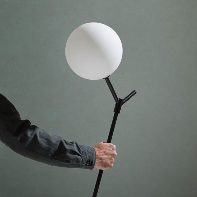 Vista frontal detalle Lámpara de pie Ato acabado en acero en negro mate y tulipa en opal Aromas del Campo Slowdeco