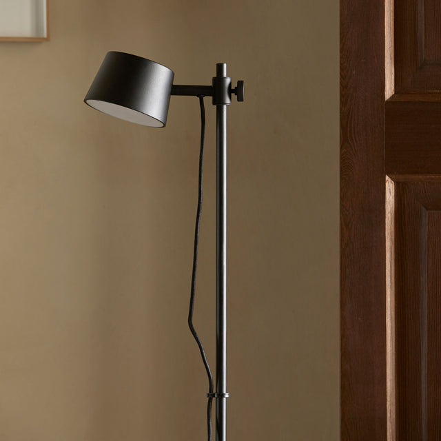 Vista frontal detalle Lámpara de pie Ner acabado en acero en color negro mate dormitorio Aromas del Campo Slowdeco